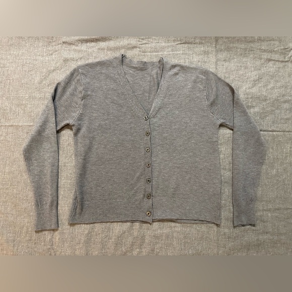 Classic Gray Women's lightweight, soft Cardigan SMALL - Picture 4 of 5